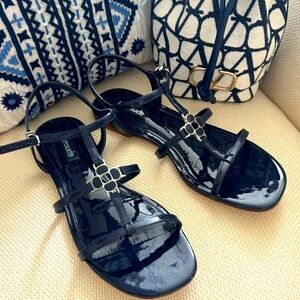 Hana flat in Navy patent leather by Larroude💙